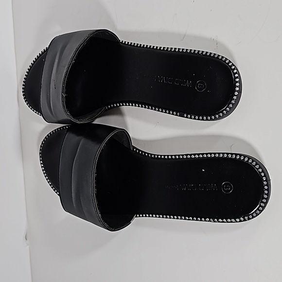 Wild Diva Black Flat Women's Slippers Size 8 - Picture 4 of 5
